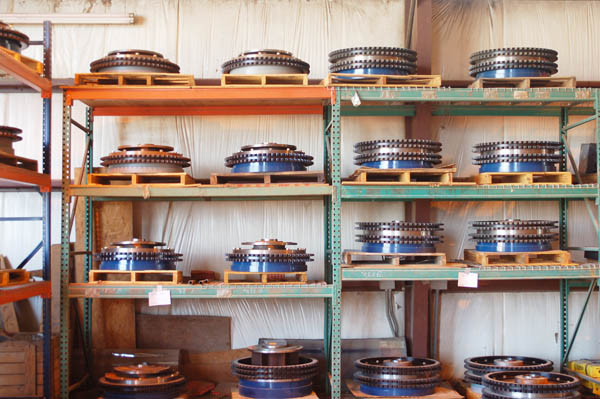 Drawworks clutches and sprockets for oil and gas well service rigs