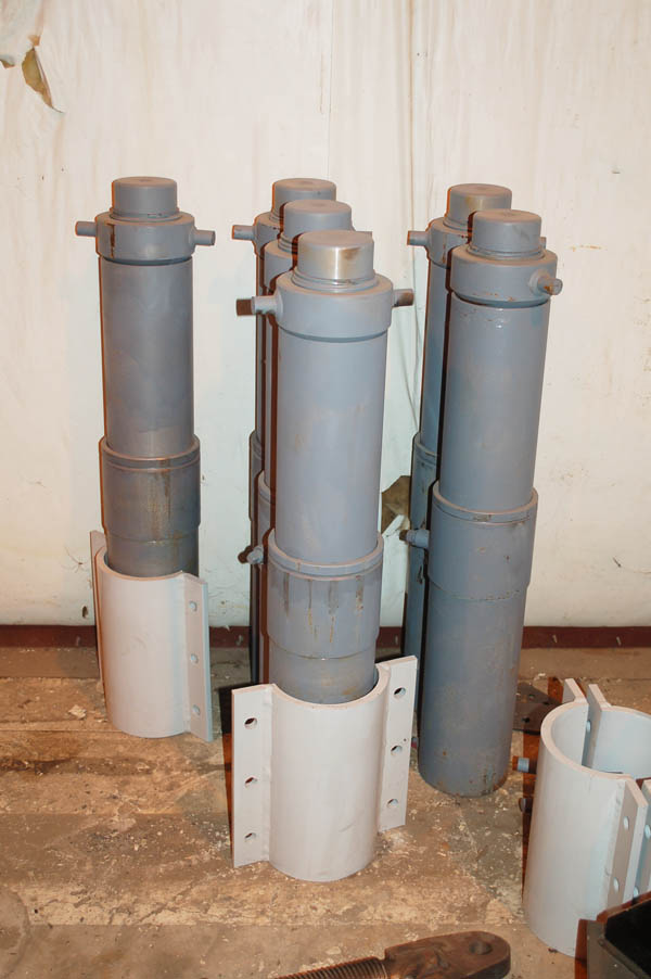 Leveling Jacks for Oil and gas well service and drilling rigs